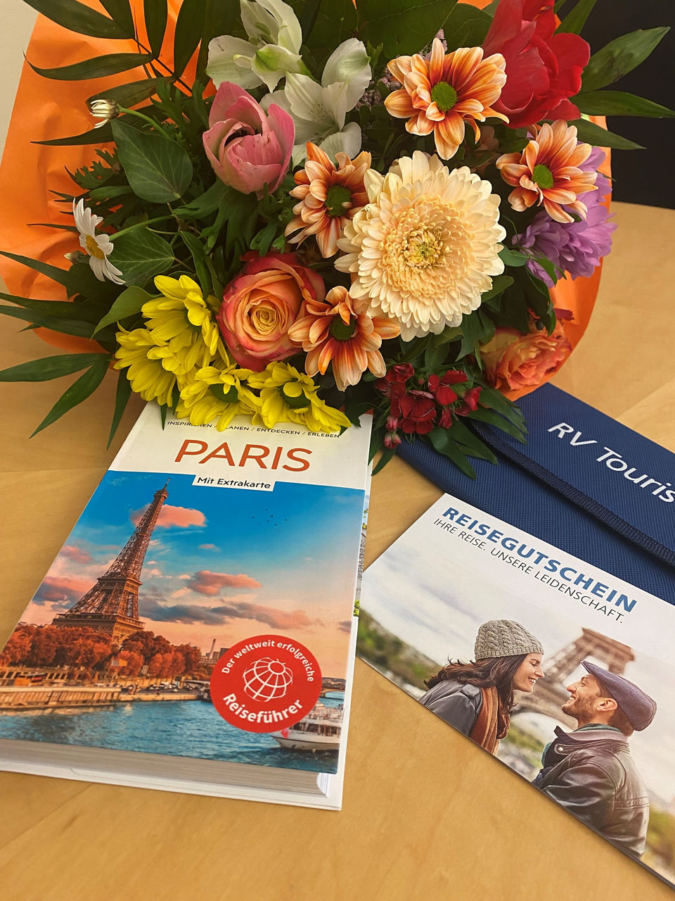 Blumen, Parisreiseführer und den Gutschein des Gewinns