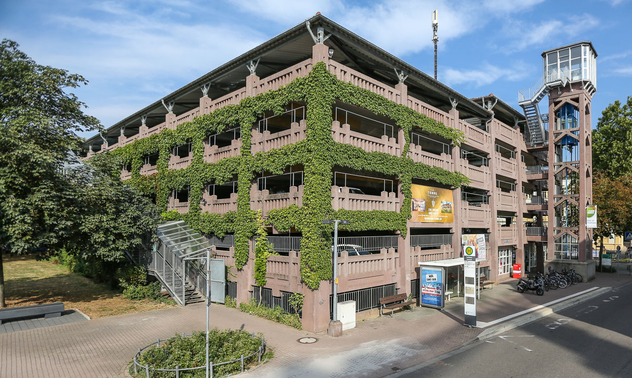 Das Parkhaus-Stadtmitte in Landau mit blauem Himmel im Hintergrund
