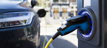 Auto an einer e-Ladesäule
