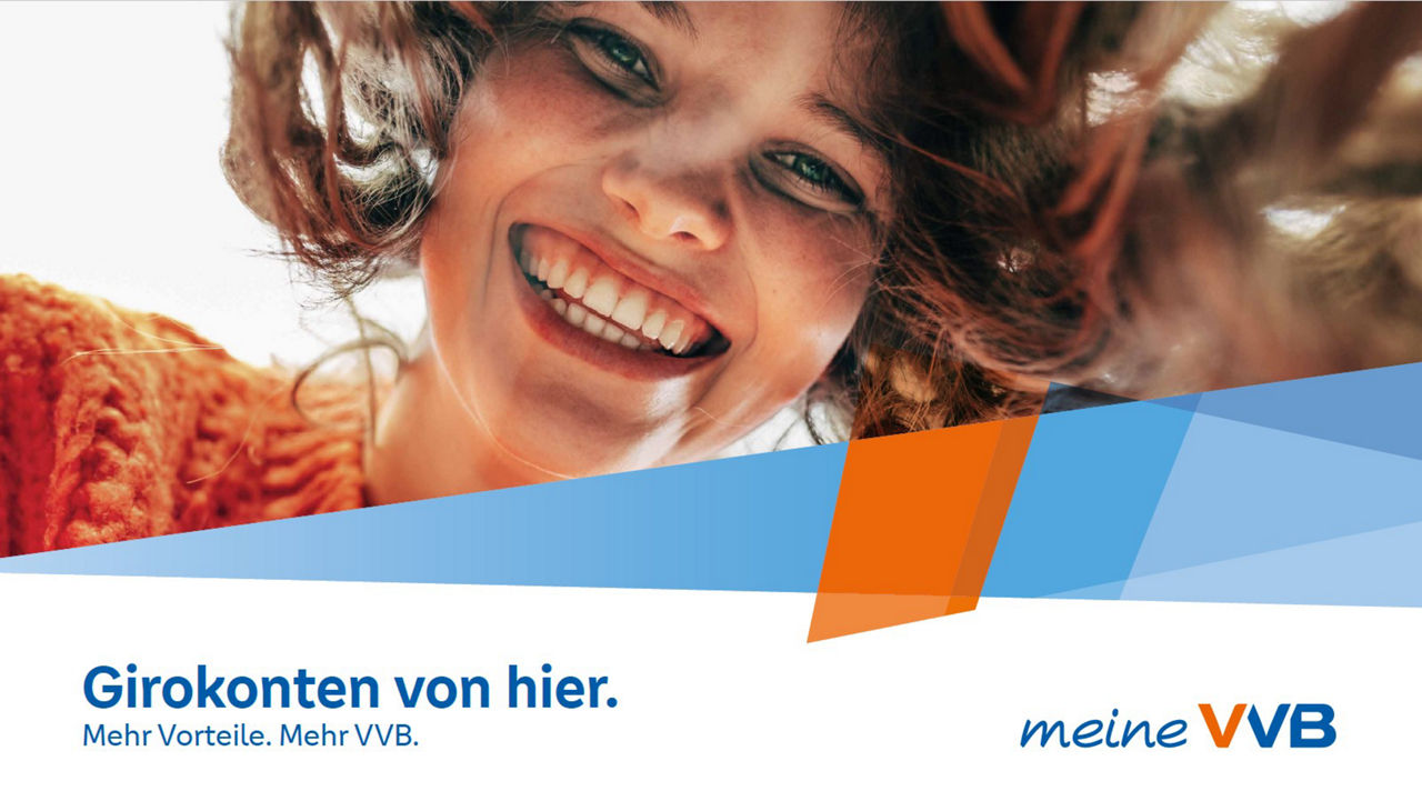 Frau mit breitem Lächeln mit orangfarbenem Pullover