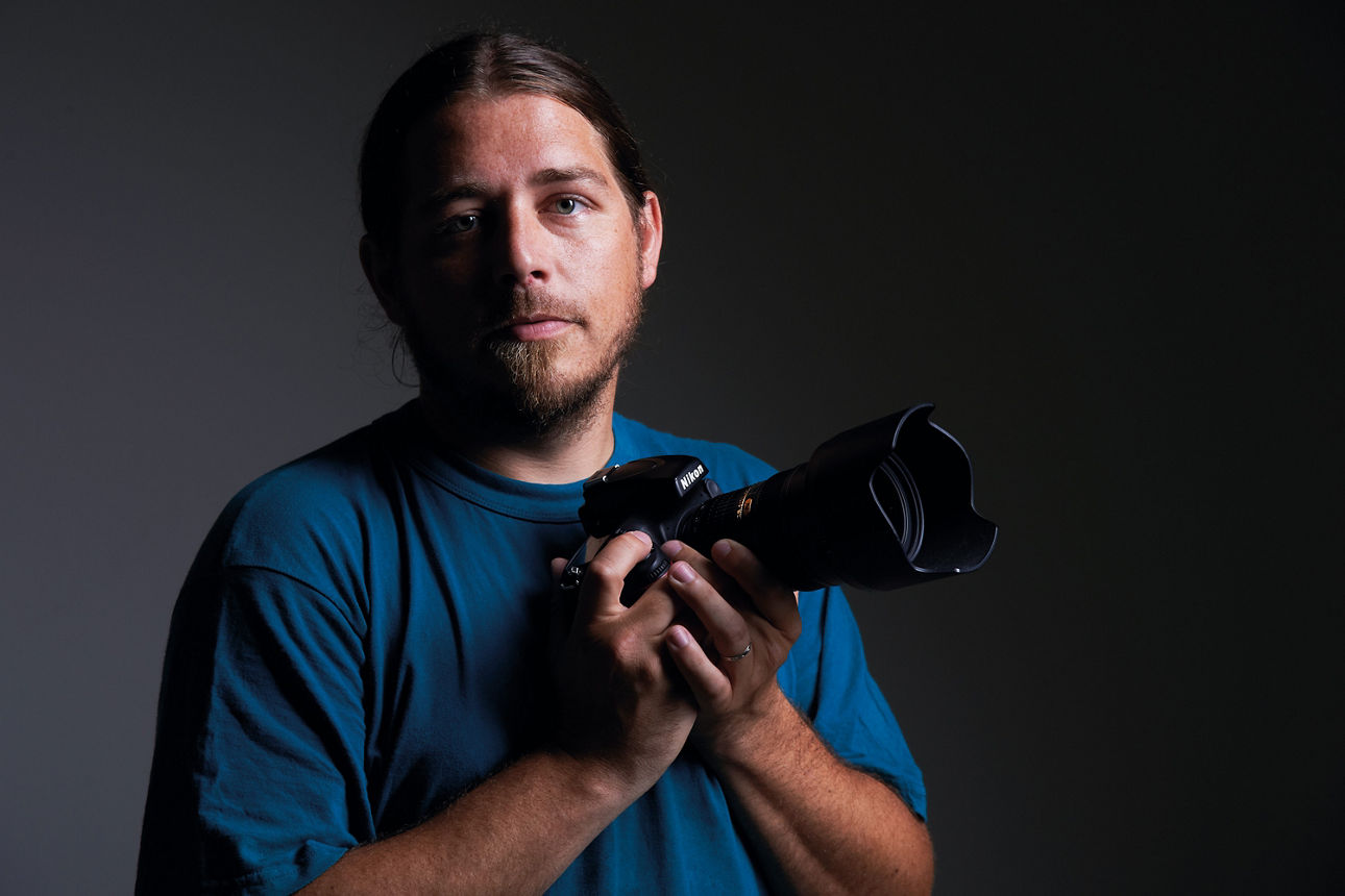 Pascal Violo hält Kamera in der Hand.