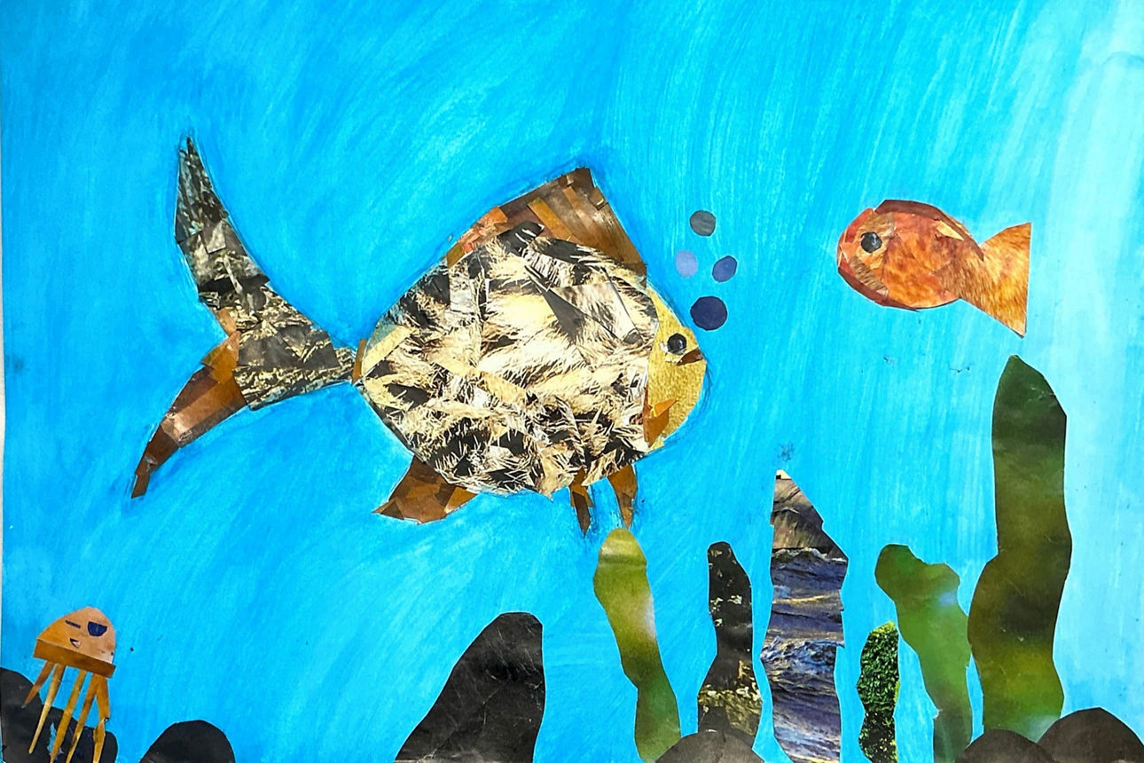 Auf einer Zeichnung schwimmen ein großer und ein kleiner Fisch im Meer