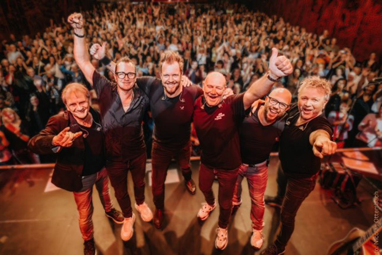 Kölsch-Band Paveier vor feiernden Menschen