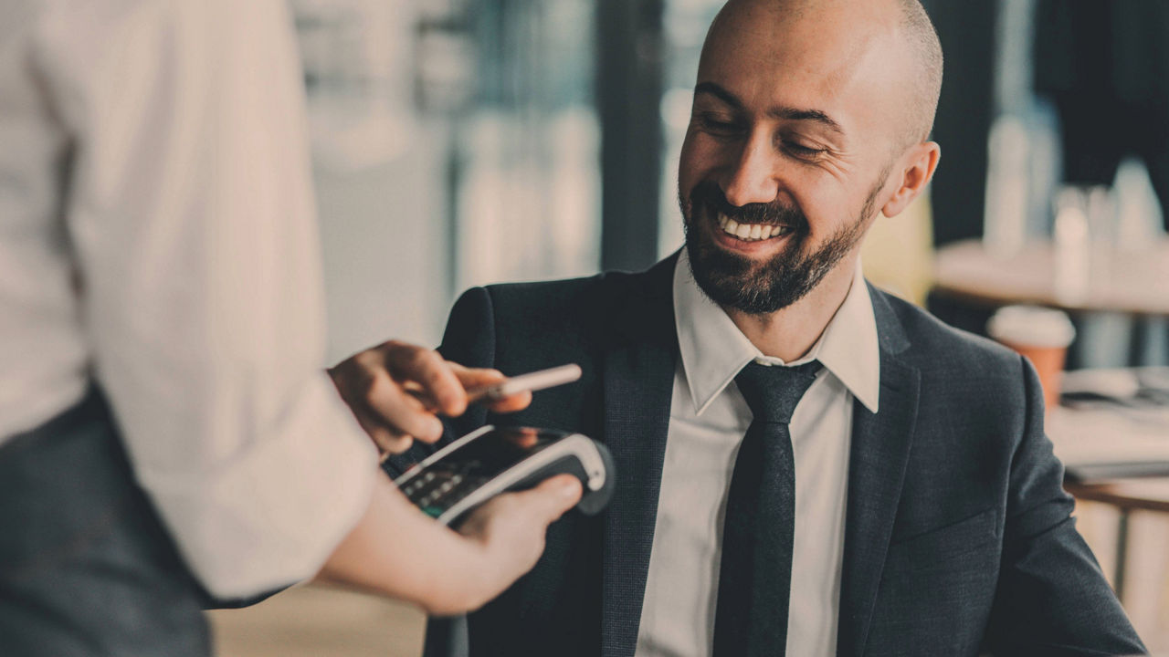 Kunde zahlt mit girocard