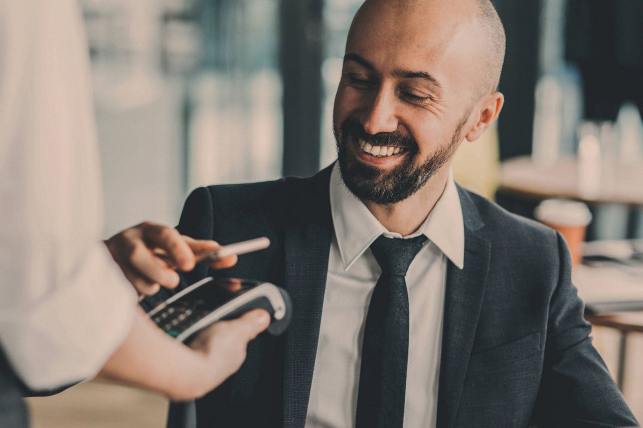 Kunde zahlt mit girocard