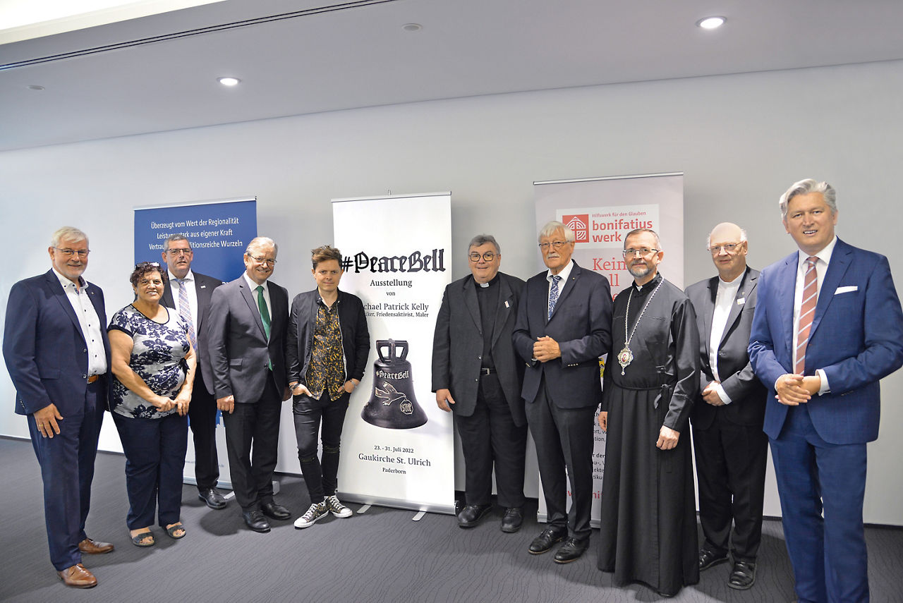 Michael Patrick Kelly und weitere Förderer der Ausstellung zu Gast im VolksbankForum