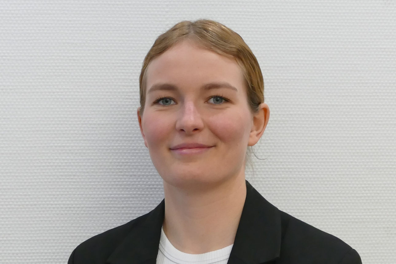 Eine Frau lächelt in die Kamera