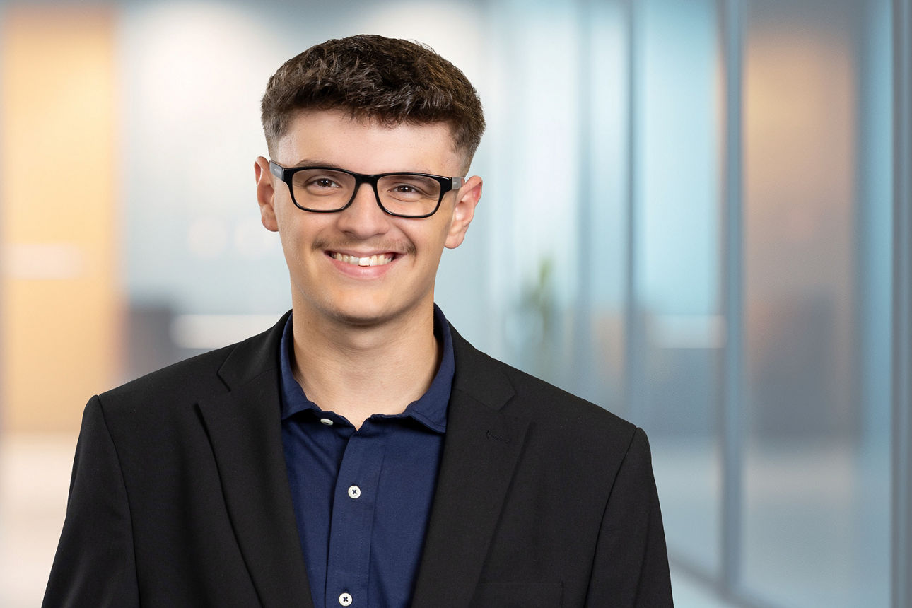 Alessio-Tommaso Pelle, Auszubildender bei der Volksbank Bochum Witten eG lächelt in die Kamera