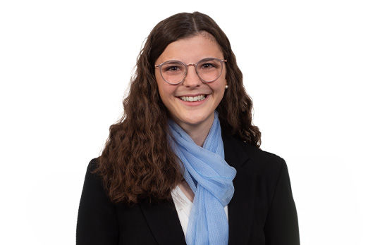Freundlich lächelnde Frau im Anzug, unsere Privatkundenberaterin Sarah Penker