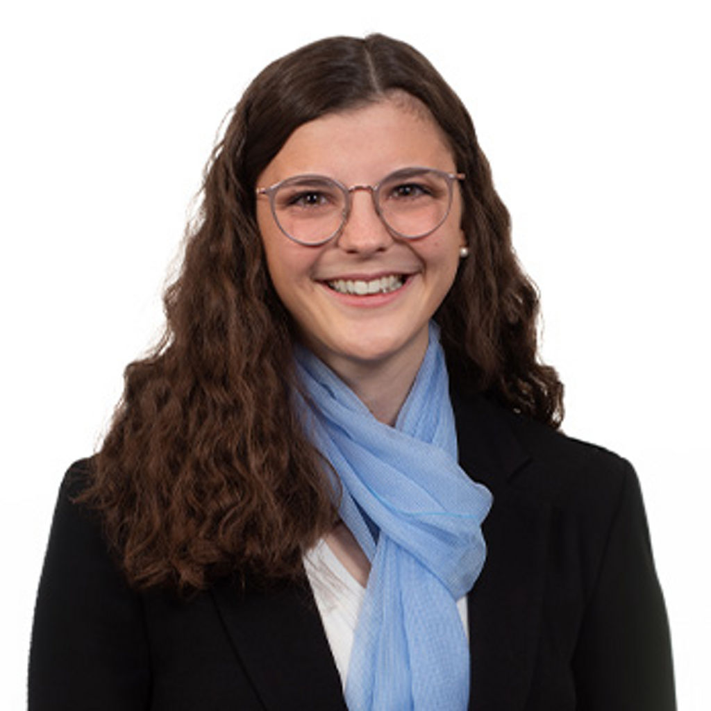 Freundlich lächelnde Frau im Anzug, unsere Privatkundenberaterin Sarah Penker