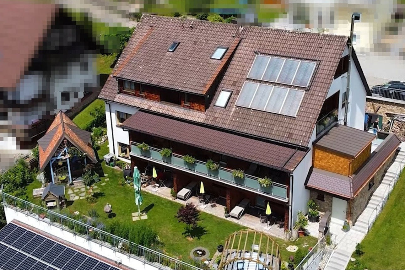 Vorderansicht einer Pension in Lenzkirch mit Garage und großem Garten