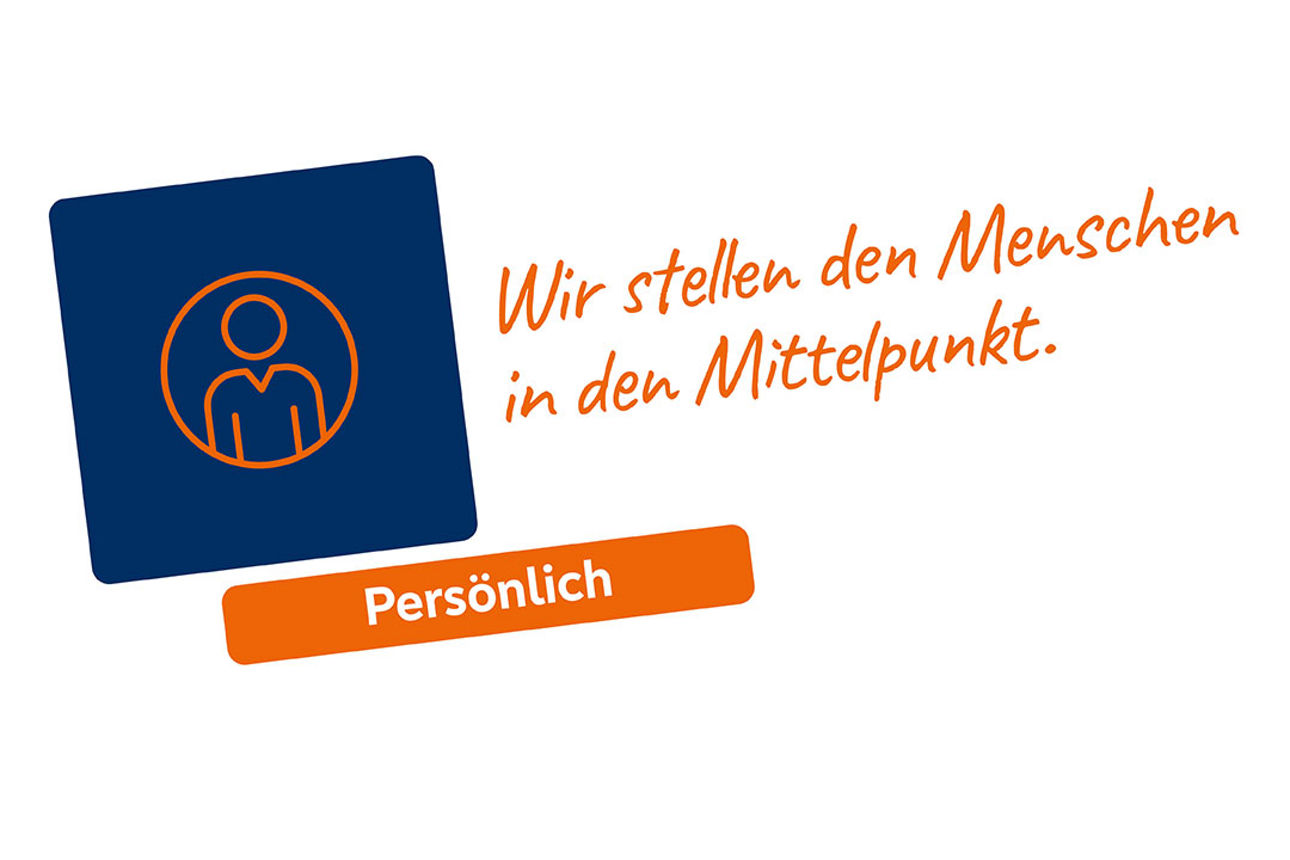 Drei lachende Menschen stehen vor einer blauen Wand mit dem Schriftzug „Wir sind meine Bank.”