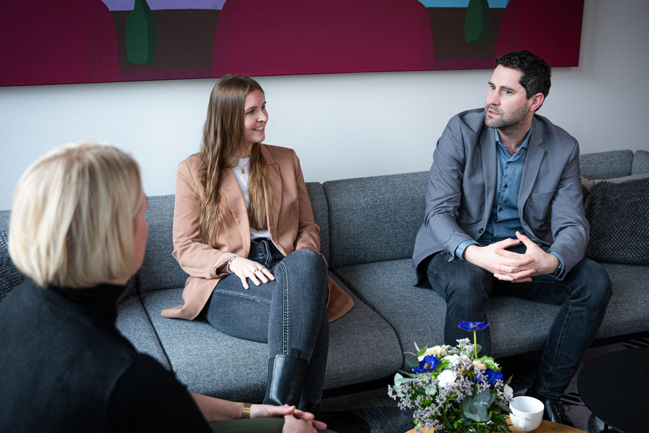 Junger Mann in einem Unigebäude