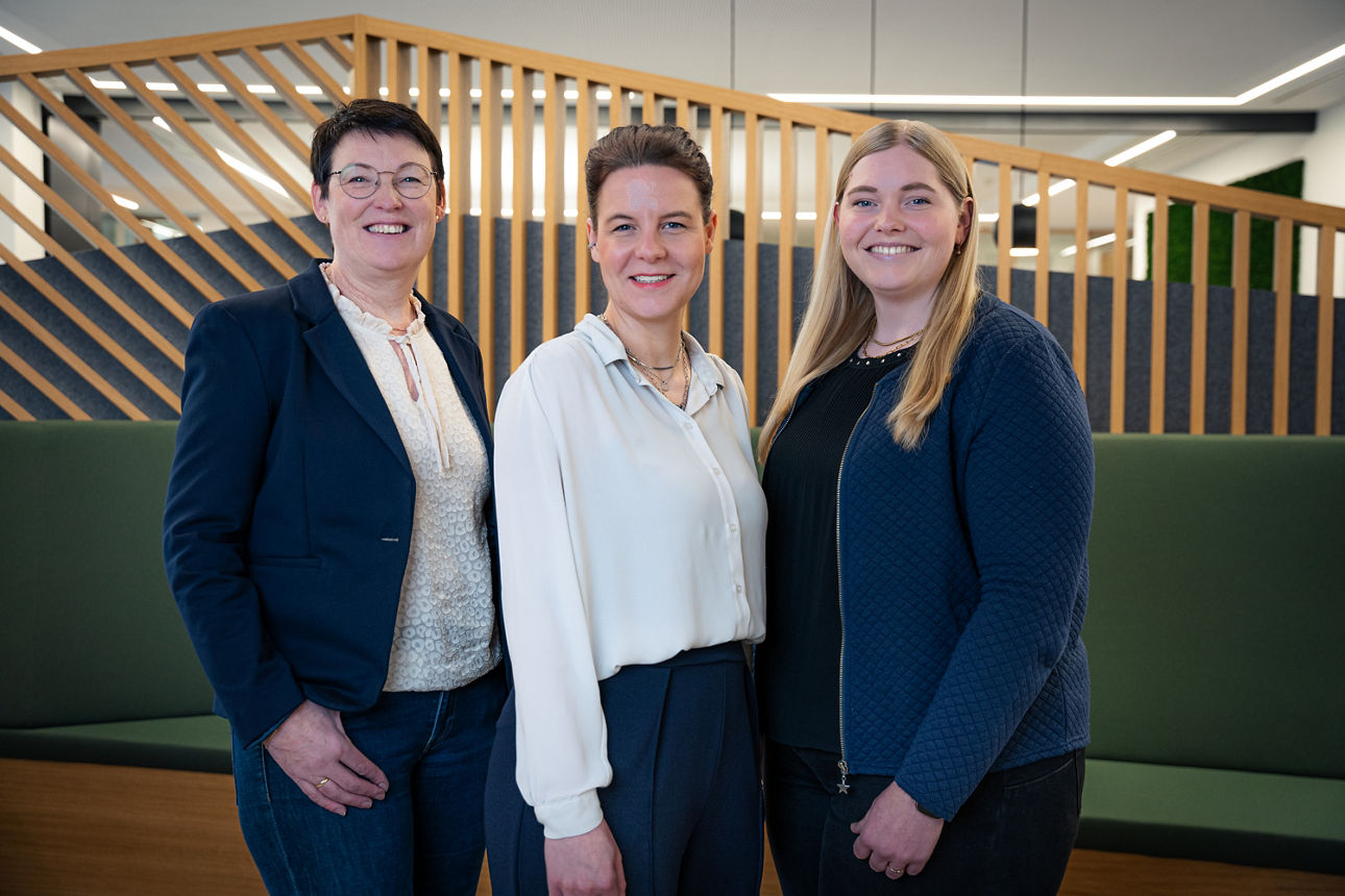 Student beim Videodreh vor einer Leinwand