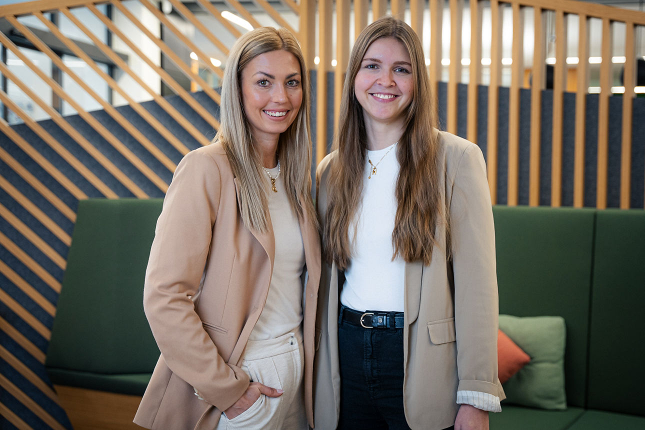 Auszubildende beim Videodreh vor einer Leinwand