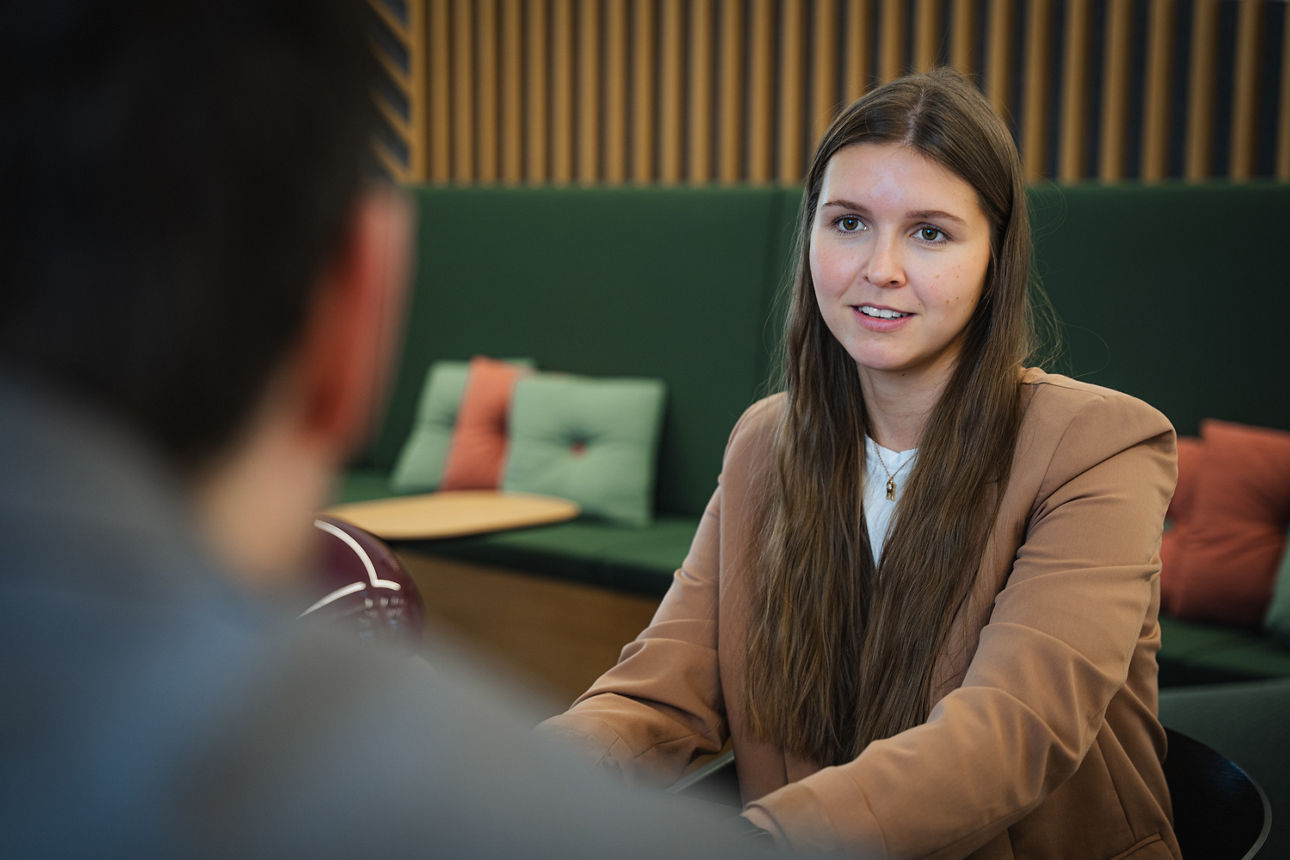 Auszubildende beim Videodreh für das Azubinetzwerk next vor einer Leinwand