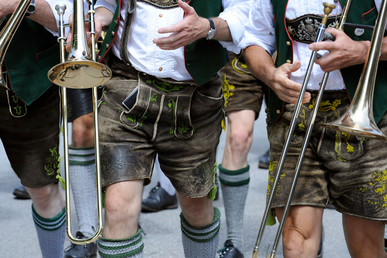 Männer in bayrischer Tracht
