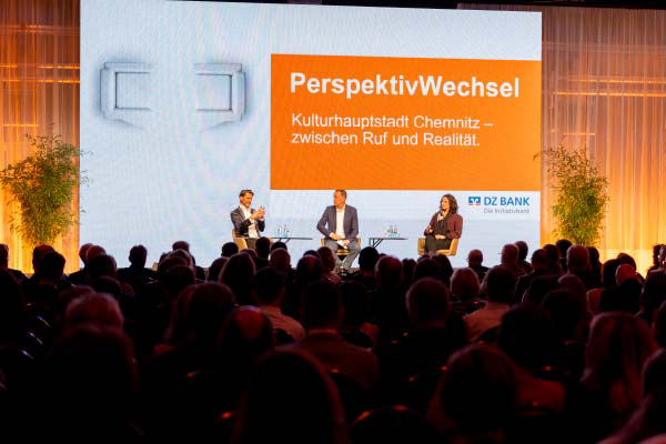 Sicht aus dem Publikum auf die Bühne zur Veranstaltung