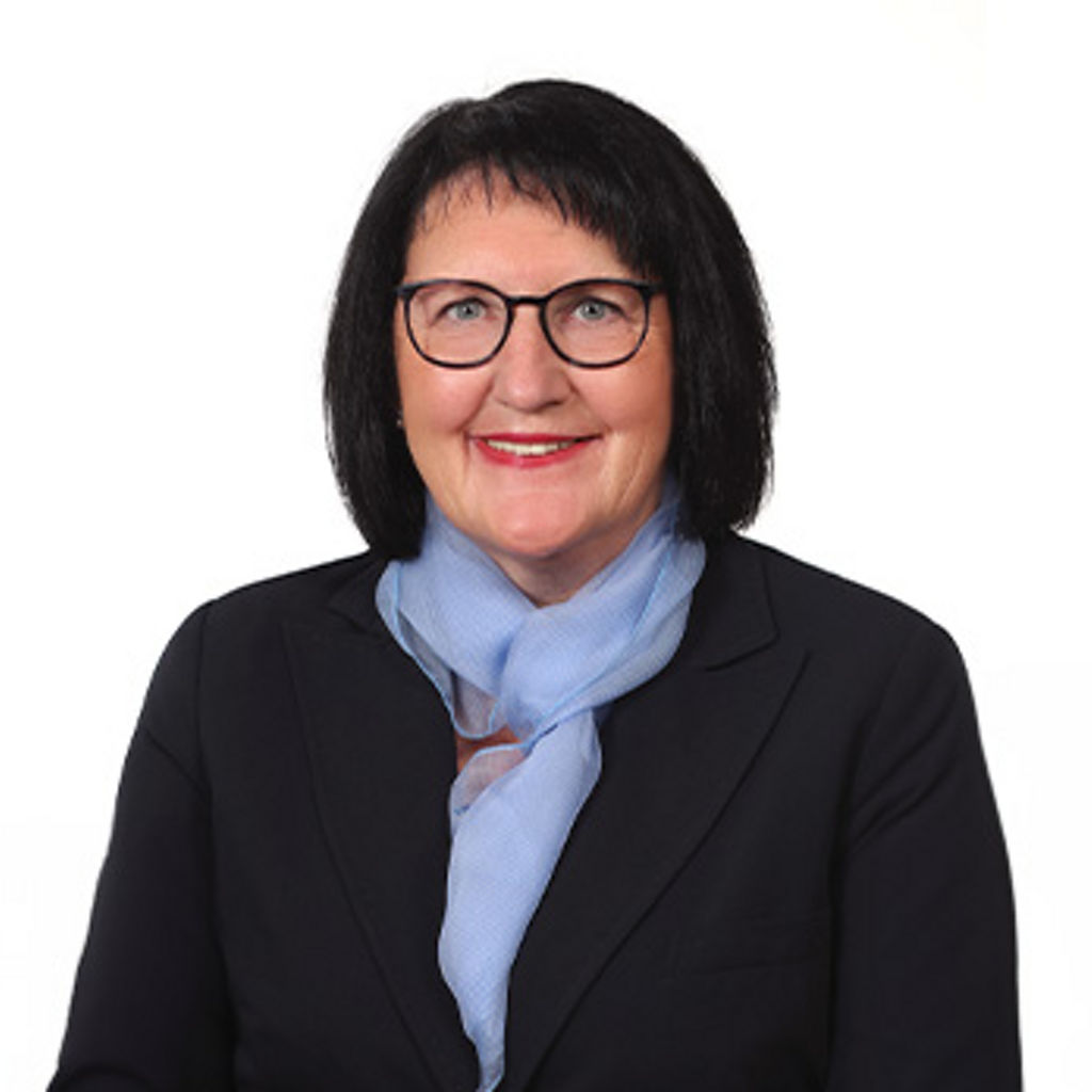 Freundlich lächelnde Frau im Anzug, unsere Kollegin im KundenDialogCenter Roswitha Peschel