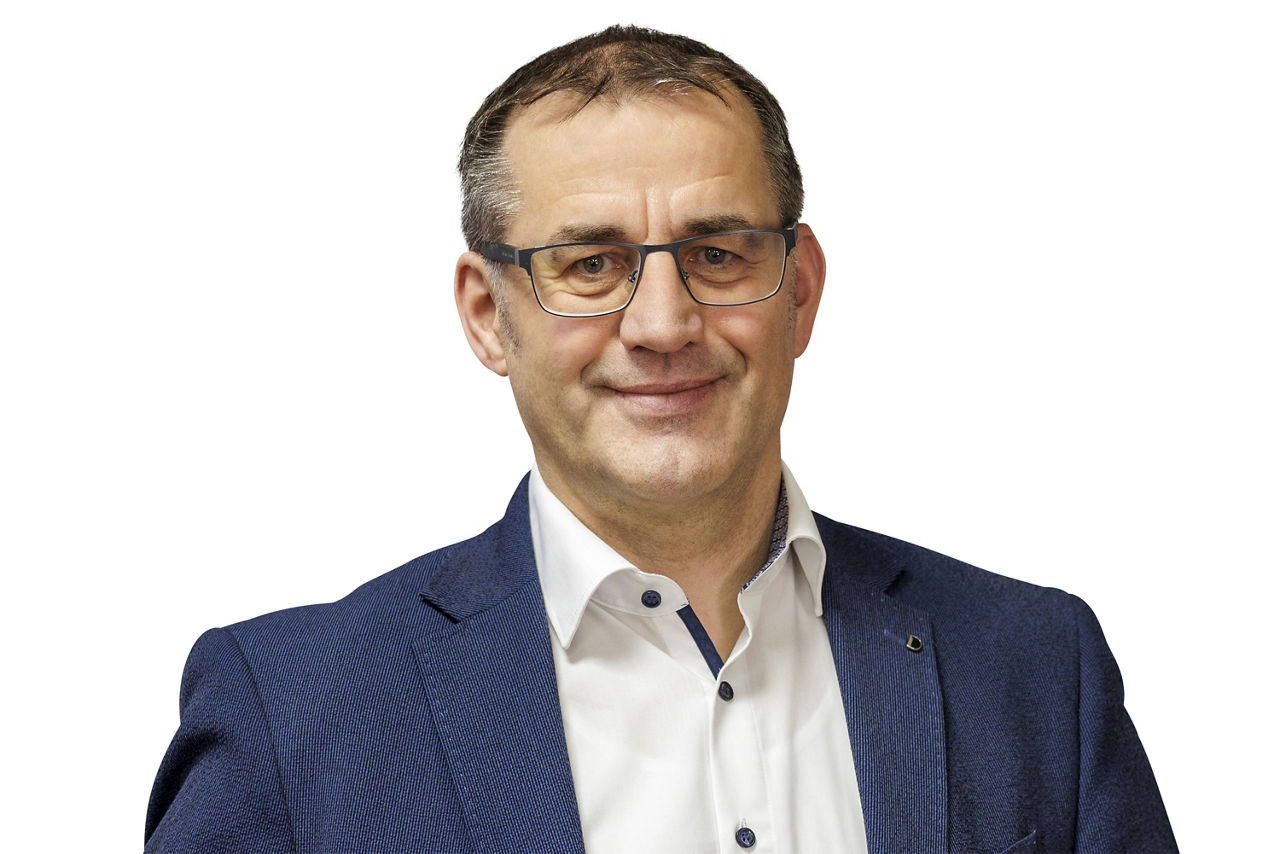 Portraitbild Herr Peter Nagler, mit blauem Jacket und weißem Hemd 