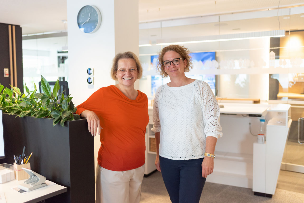 Zwei Mitarbeiterinnen der Volksbank Schermbeck stehen im Service Bereich der Bank.