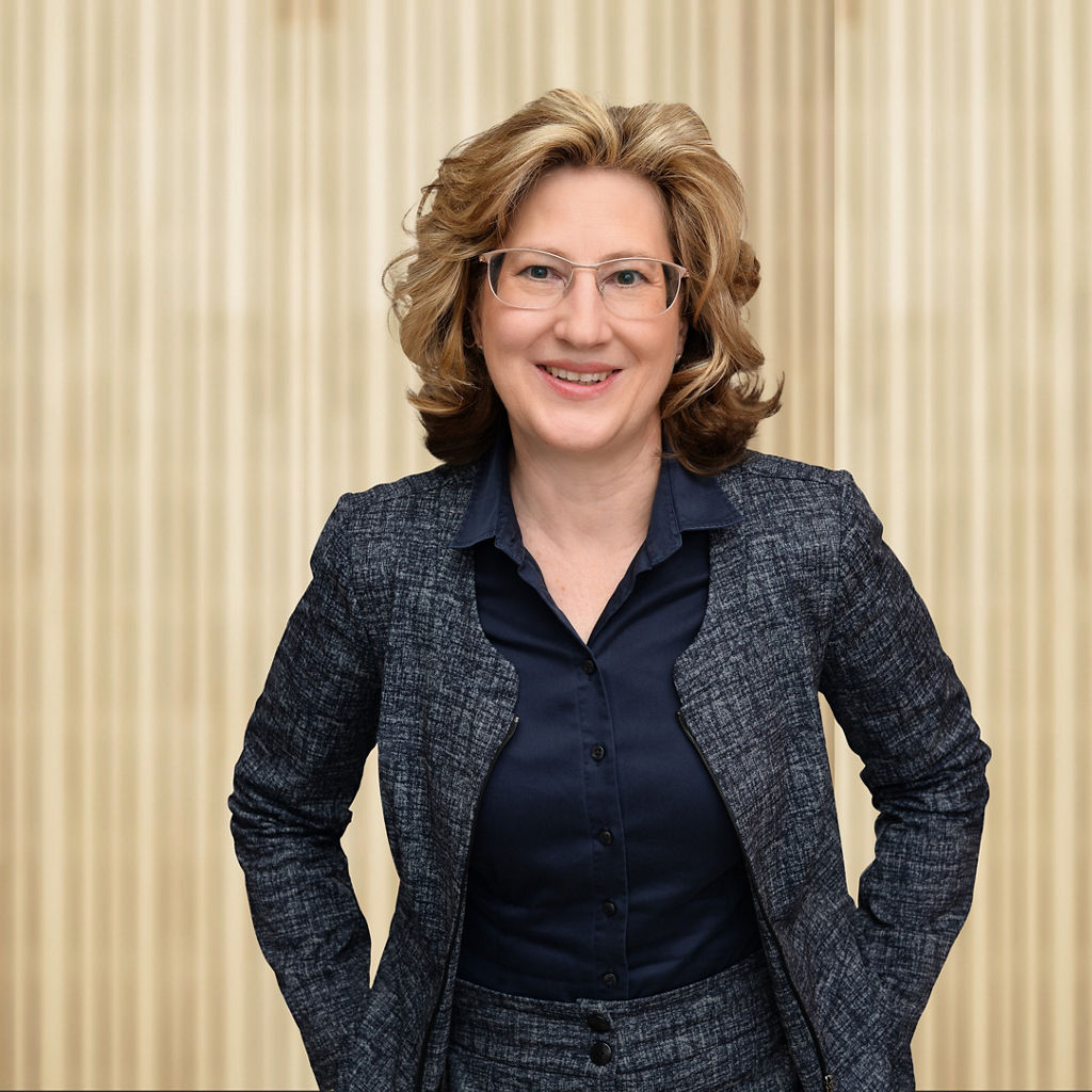 Petra Hasebrink vor einer Holzwand