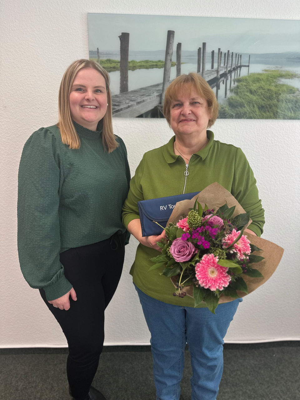 Nataly Auerswald mit Gewinnerin Petra Rennecke.