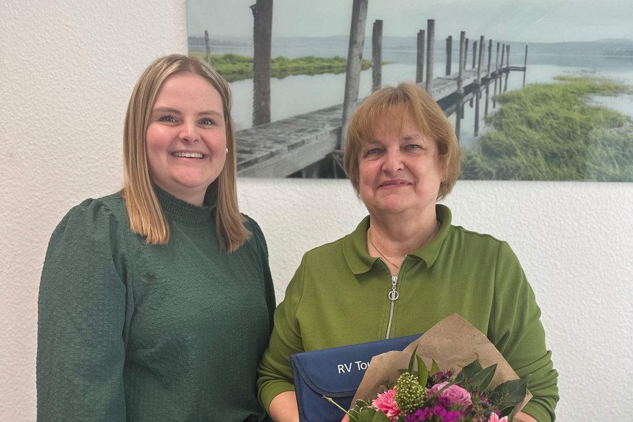 Nataly Auerswald mit Gewinnerin Petra Rennecke.