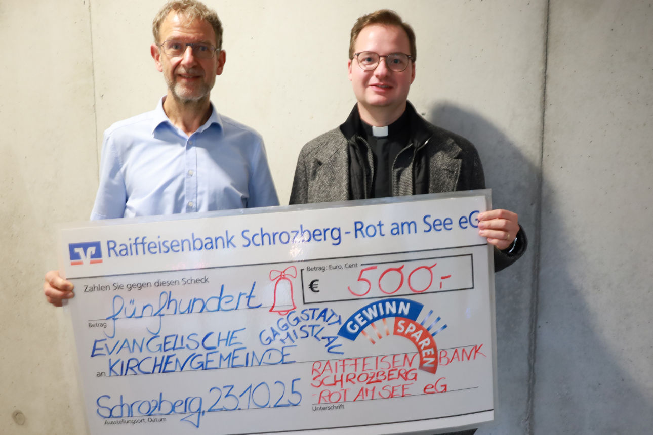 Spendenscheck Übergabe Winfried Stahl Vorstand und Pfarrer Fleming Nowack