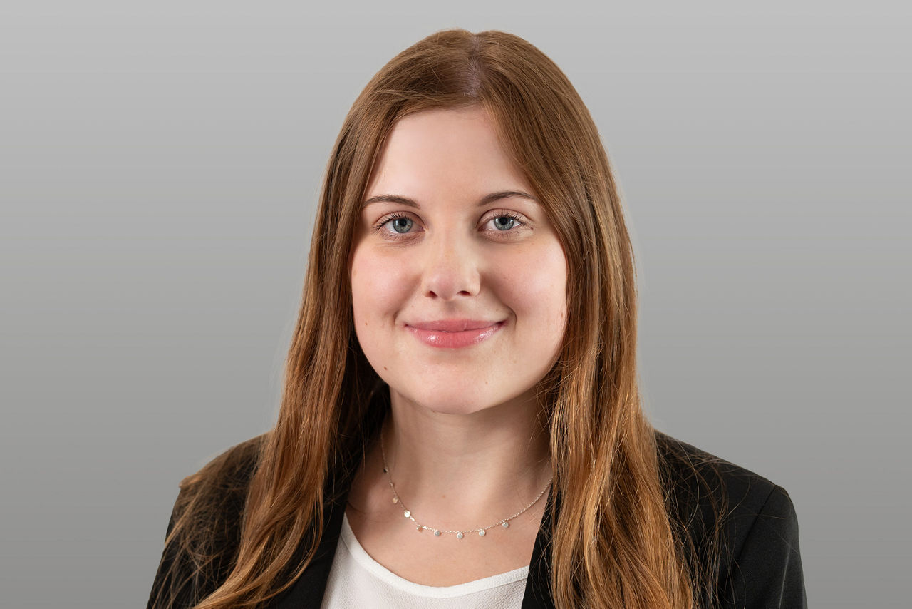Kundenberaterin Isabel Pfeffer vor grauen Hintergrund