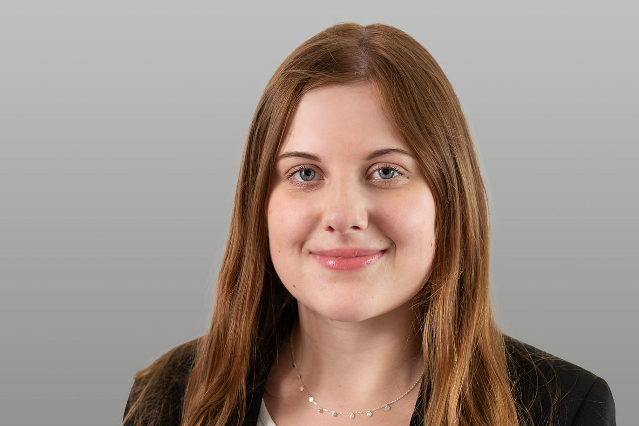 Kundenberaterin Isabel Pfeffer vor grauen Hintergrund