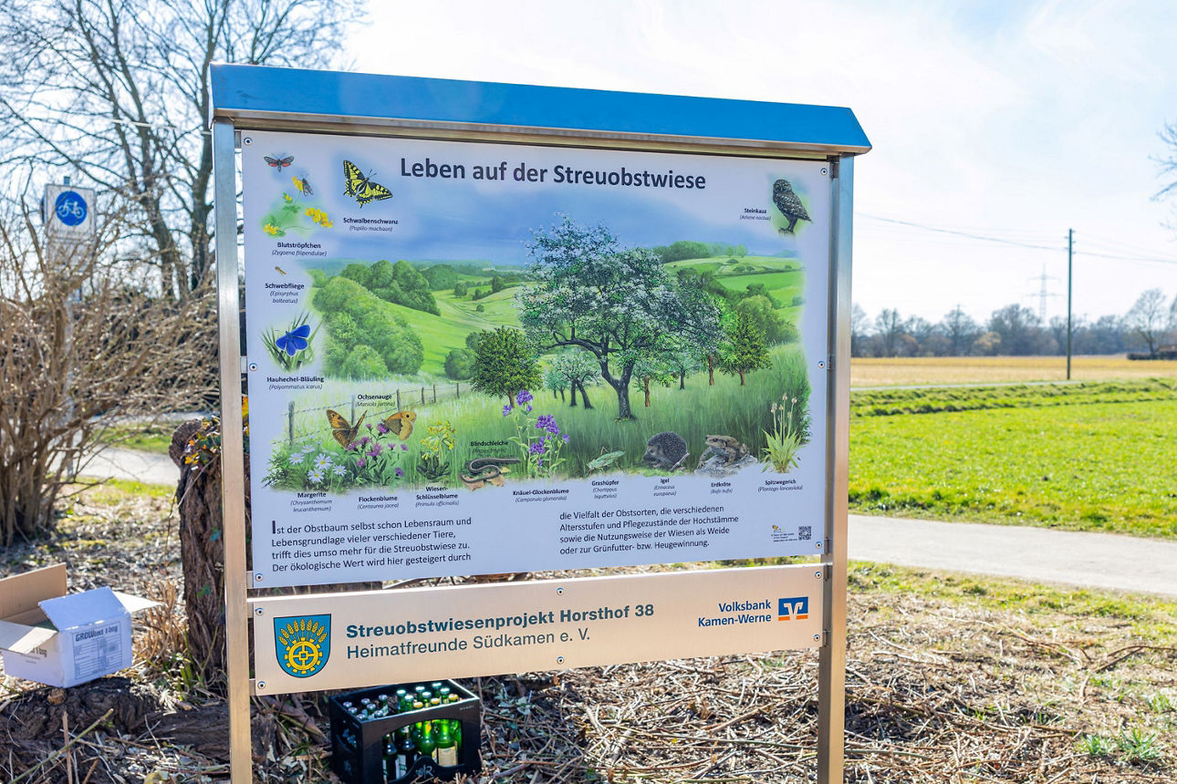 Schild "Leben auf der Streuobstwiese
