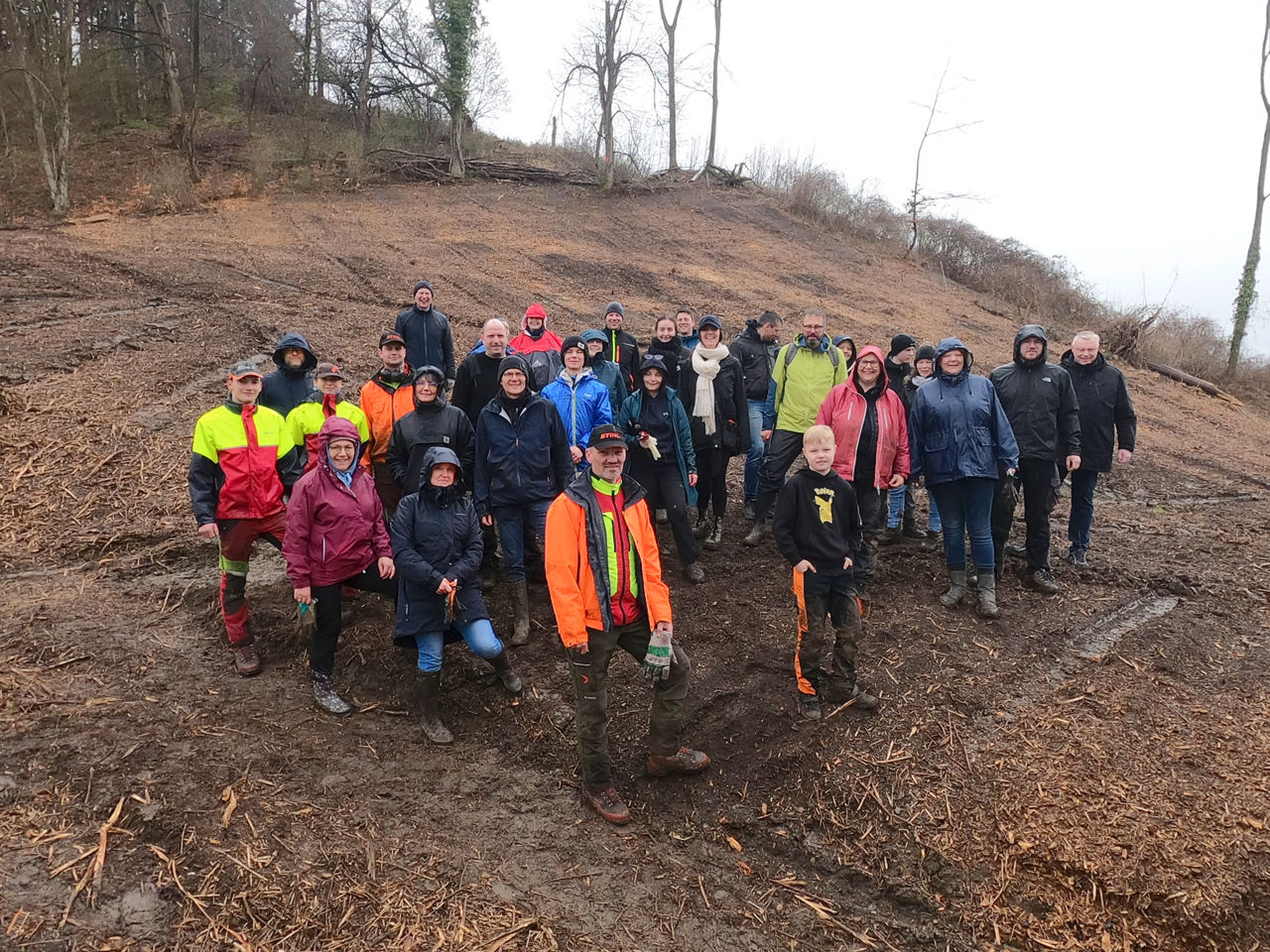 Rund 3.000 neue Bäume: Volksbank Höxter unterstützt Forst-betrieb der Stadt Höxter beim Klimaschutz