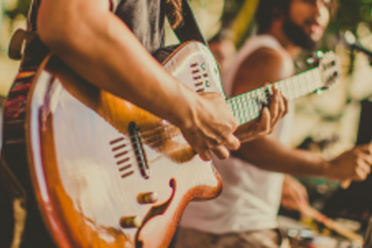 Ein Mensch spielt Gitarre