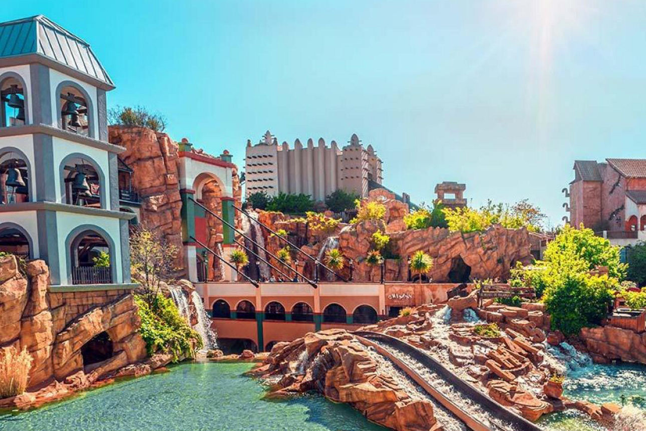 Wasserbahn im Phantasialand bei blauem Himmel