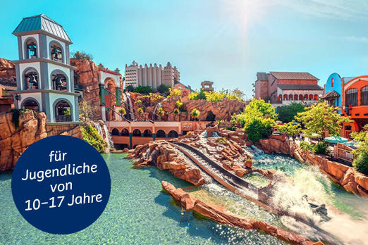 Wasserbahn und weitere Gebäude in einem Freizeitpark