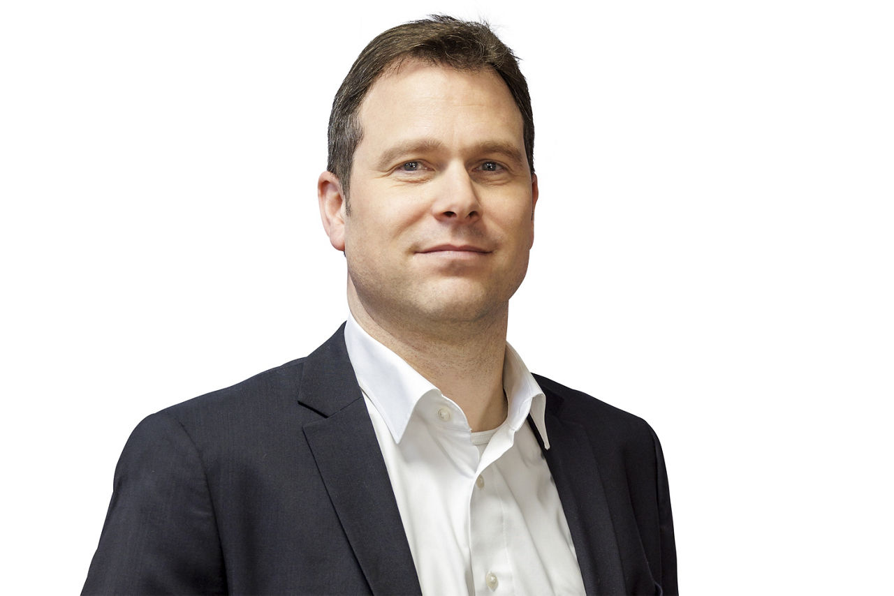 Portraitbild Herr Philipp Wohlfrom, Mitarbeiter der Bopfinger Bank Sechta-Ries eG mit schwarzem Jacket und weißem Hemd