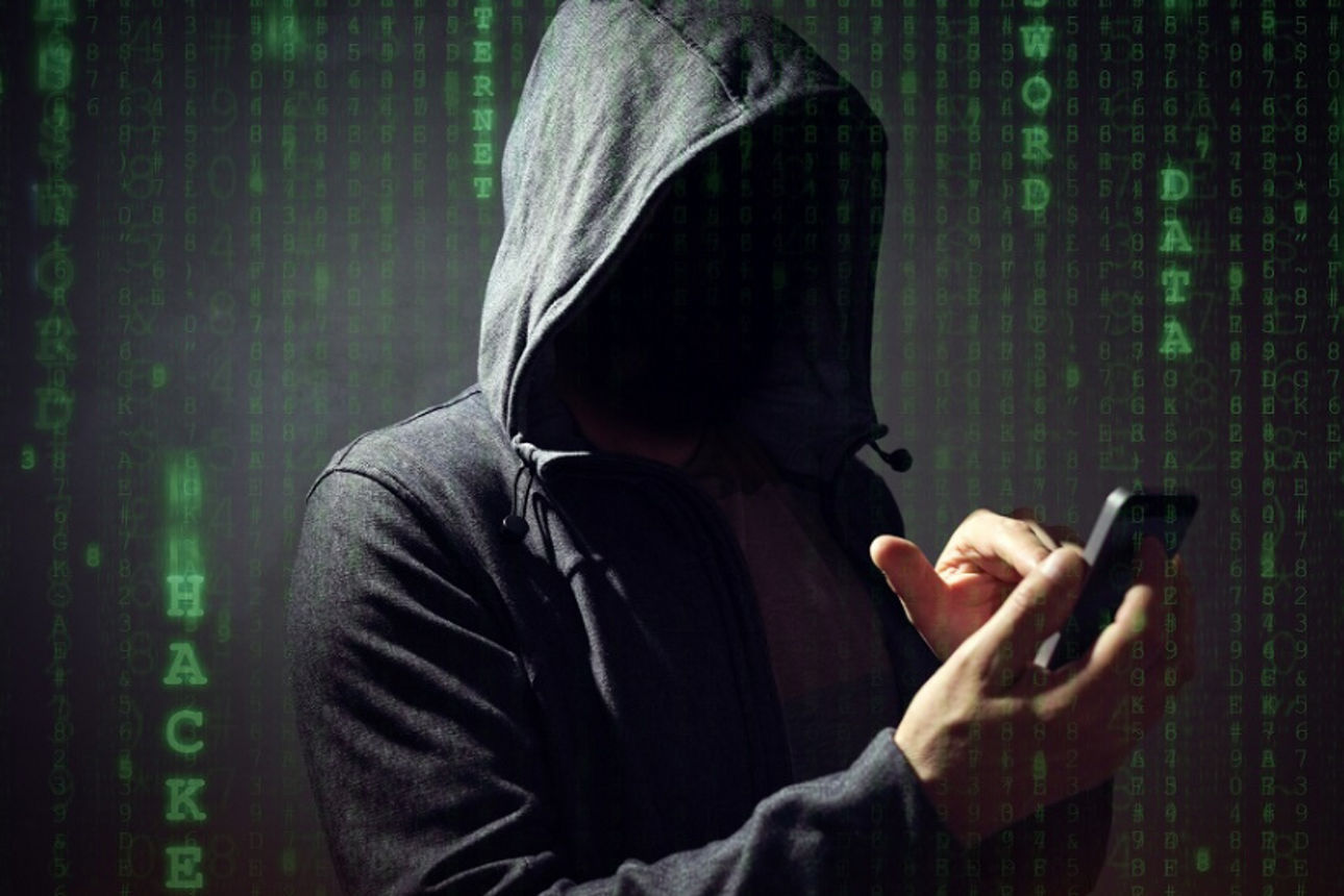 Mann mit Kapuze und im Hintergrund Matrix Zahlen