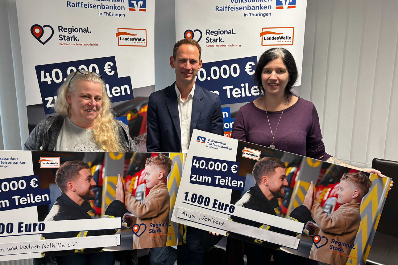 Gewinnerin Anja W. und Kitten und Katzen Nothilfe Ilmenau mit Volksbankvertreter