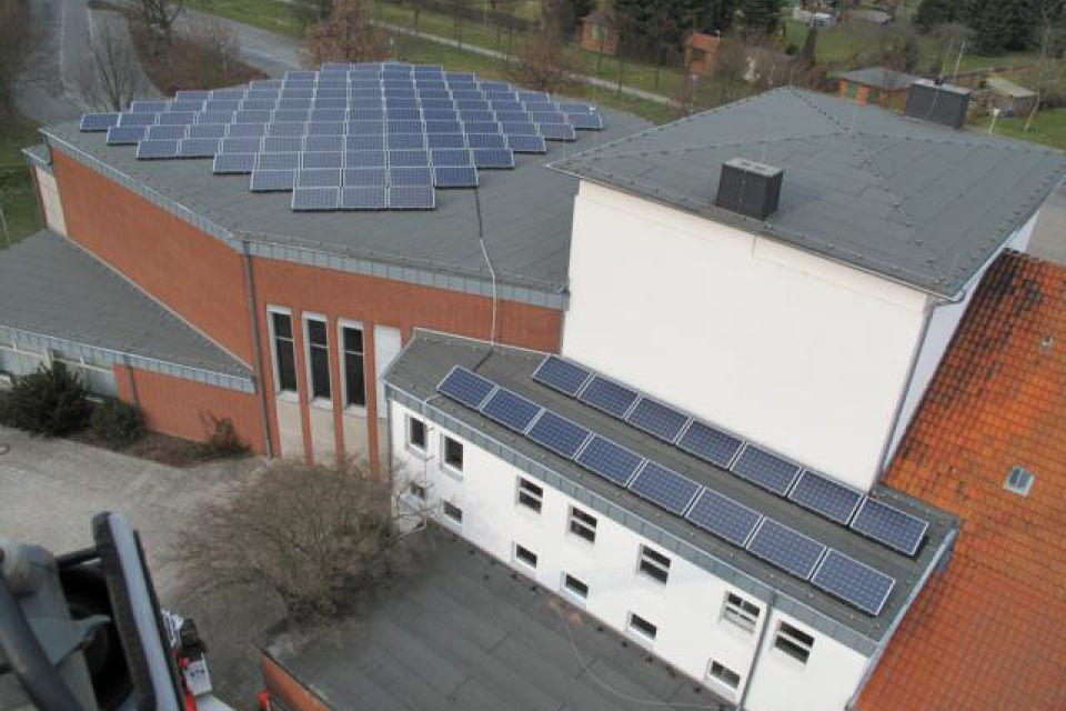 Solarplatte auf einem Flachdach