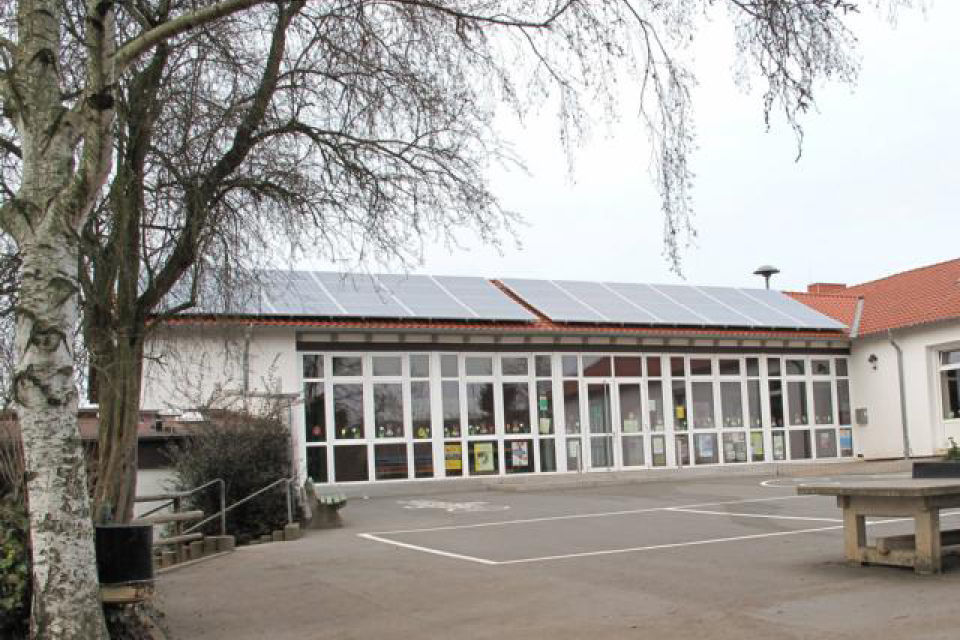 Solarplatten auf einem Gebäude der Grundschule