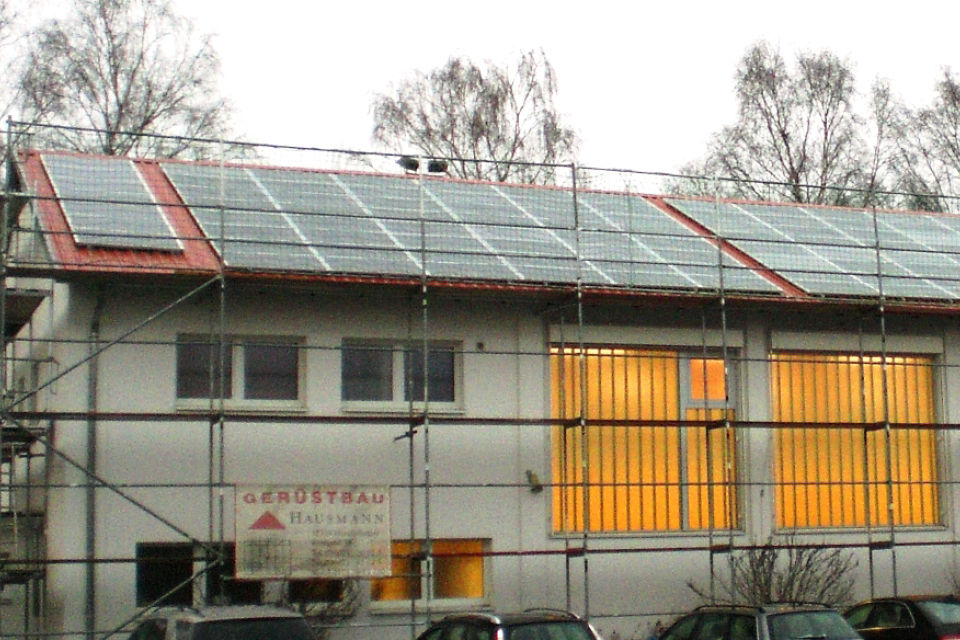 Solarplatten auf einem Dach einer Sporthalle