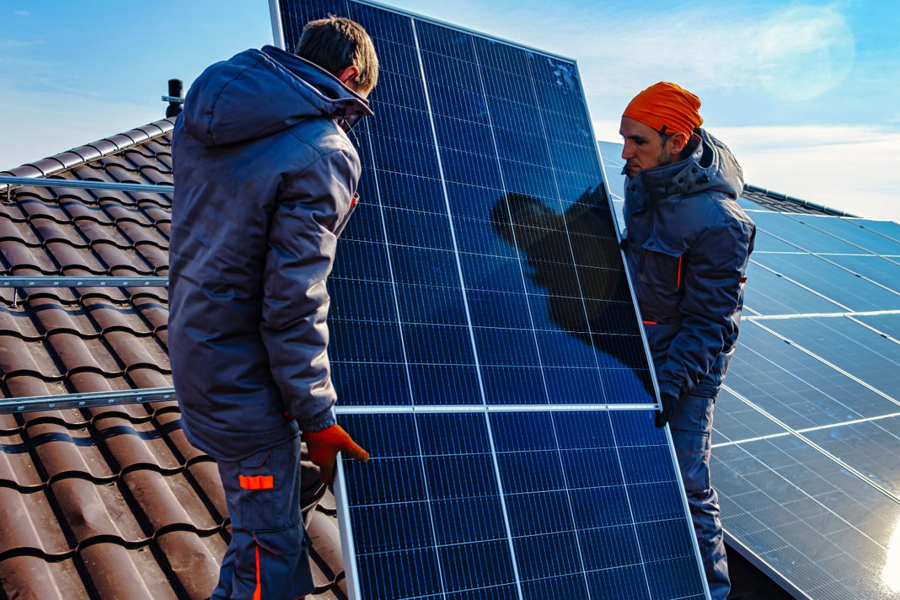 Photovoltaik-Elemente im Aufbau