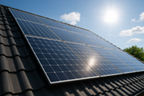 Photovoltaikmodule auf einem Hausdach bei Sonnenschein