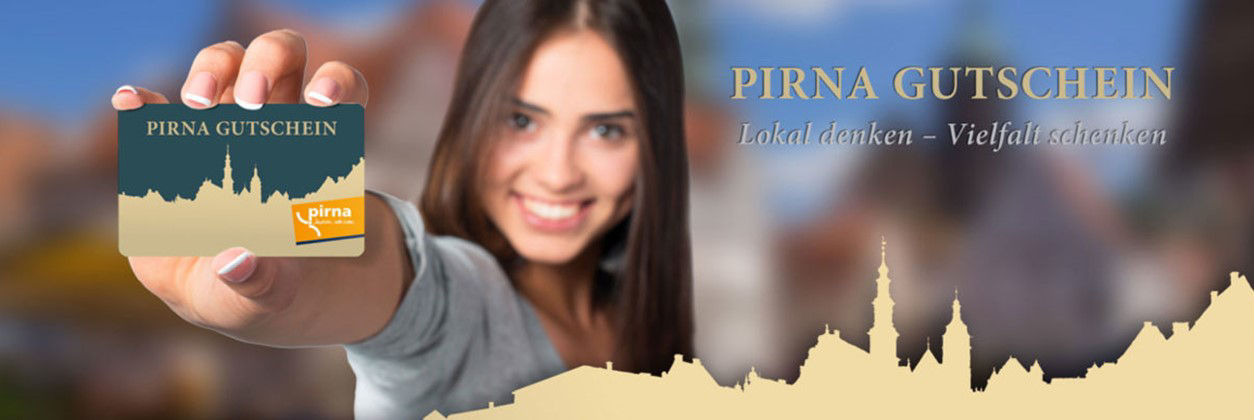 Frau hält Pirna Gutschein in die Kamera