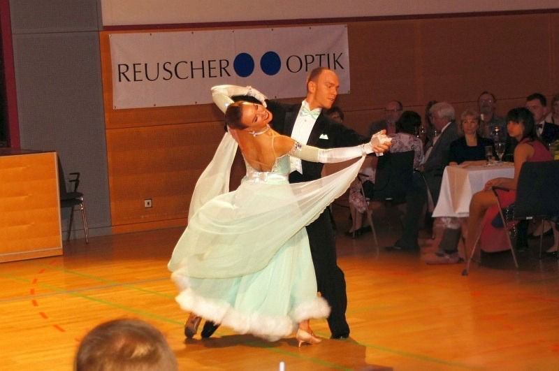 Ein Tanzpaar eröffnet den Abend