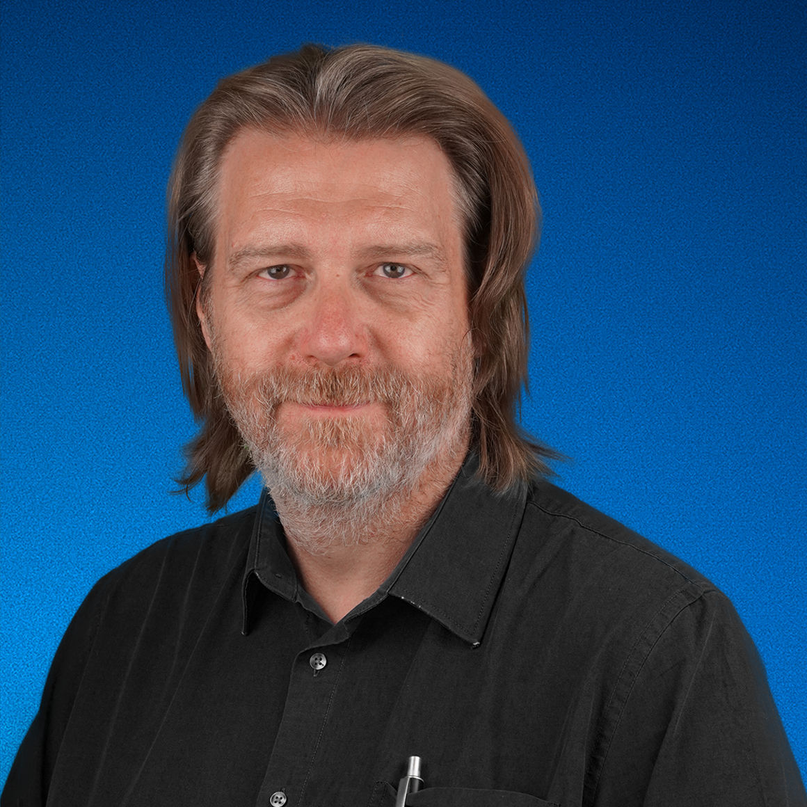 Bild von Pirzer Peter mit blauen Hintergrund.