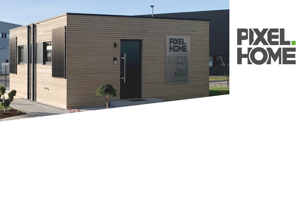 Ein modernes, minimalistisches Haus mit Holzverkleidung und dem Schriftzug "PIXEL. HOME" an der rechten Bildseite