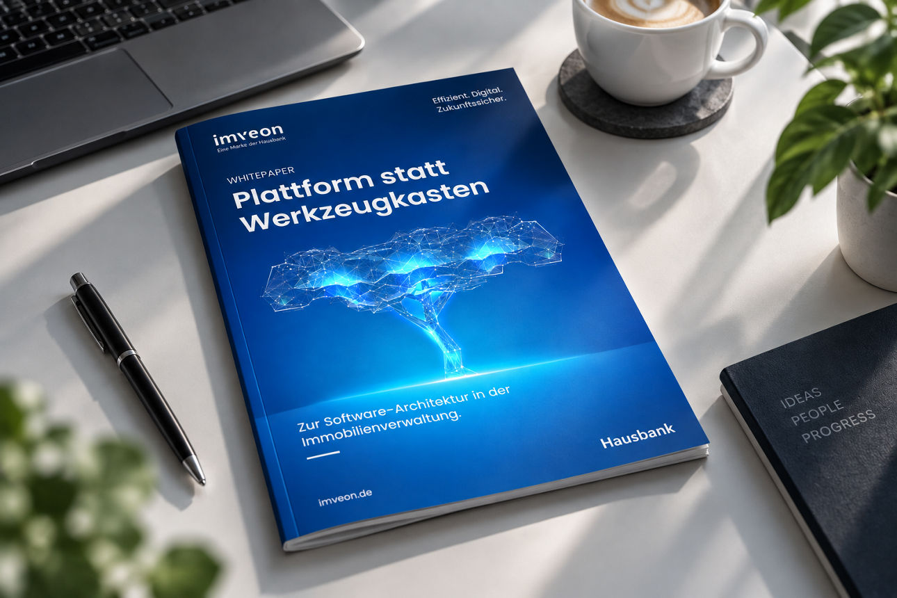 Unser Whitepaper "Plattform statt Werkzeugkasten" liegt auf einem Schreibtisch