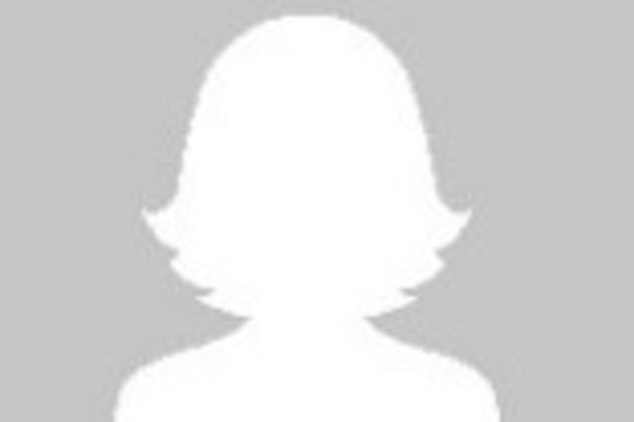 Silhouette einer Frau mit mittellangen Haaren vor grauem Hintergrund.